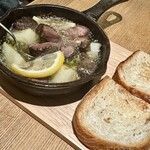 オクユカシ - 牛タンと塩レモンのアヒージョ(税込1045円)