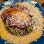 オクユカシ - 中の卵の黄身の部分を割って食べるとよりマイルドに