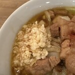 人力俥 - こんもり盛られた刻みニンニクの刺激がたまらん！