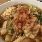 人力俥 - たっぷりの味付け背脂に一味が振りかけられてます