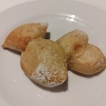 サン・ル・スー - 自家製パン（エピ）。いつもいろいろな種類があって楽しい