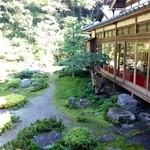 青岸寺内茶寮 喫茶去 - 右手､主屋側の縁側に座ります