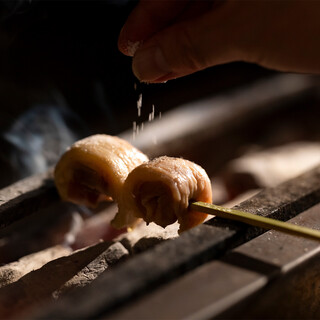 鶏の旨味を引き立てる炭火