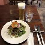 ピッツェリア ファッブリカ 1090 - 生ビール（カールスバーグ）：５００円（ランチセットのドリンクとは別に単品注文）、ランチセットマルゲリータ（サラダ、ドリンク付）：１６００円のサラダ、お水（無料）