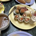 クリスタルパレス レストラン - ガンボスープ、美味しかった。寿司ロールおかわりです