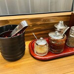 ひるとよる - 辛めの調味料が良いアクセントを出していました。　　２杯入れるとピリ辛になり、味変になりました。