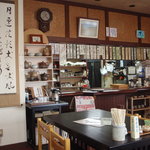 そば処 利庵 - 昔ながらのそば屋の風景・人が中で動いているのを見ると安心です。