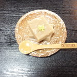 そば処 利庵 - これもサービスですか？。なるほど、ごまとうふ