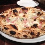 PIZZERIA E BAR BOSSO - シャキシャキタマネギとベーコンとチーズのピザ