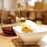 森の机 - 赤ワインと手前は果実のしろあえ。この日は柿でした。¥350