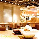 森の机 - 赤ワインと手前は果実のしろあえ。この日は柿でした。