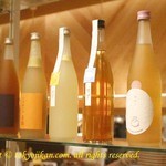 森の机 - 果実酒のディスプレイ