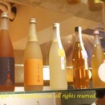 森の机 - 果実酒のディスプレイ