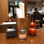 熟成とんかつ フライ家 - 卓上 調味料はピンクソルトと七味