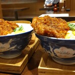 熟成とんかつ フライ家 有楽町 - 熟成かつ丼 横 大盛(右)、並盛(左) やっぱり違いがわかりません