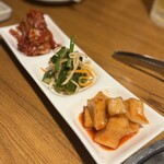 焼肉 味楽亭 - キムチ盛り合わせ