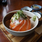 古民家カフェ かっぱ亭 - 焦がし葱醤油の信州サーモン 温玉丼