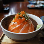 古民家カフェ かっぱ亭 - 焦がし葱醤油の信州サーモン 温玉丼