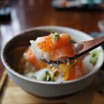 古民家カフェ かっぱ亭 - 焦がし葱醤油の信州サーモン 温玉丼
