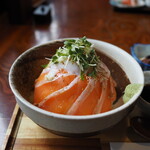 古民家カフェ かっぱ亭 - 焦がし葱醤油の信州サーモン 温玉丼