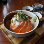 古民家カフェ かっぱ亭 - 焦がし葱醤油の信州サーモン 温玉丼