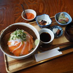 古民家カフェ かっぱ亭 - 焦がし葱醤油の信州サーモン 温玉丼