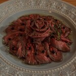 gilda - しっとりとした肉質に特製ソースが映える。味変の妙を楽しめる一皿。
      