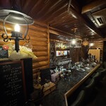 gilda - 温かみのある木のカウンター。静かな音楽が流れ、居心地の良い空間。
      