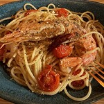 gilda - 大ぶりなエビの旨味とトマトの酸味が絶妙。バランスの取れた一品。
      