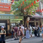 Banh Mi 25 - 食べ終わって帰りにも行列は続いてました！