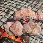 赤丸ヂンギス - プレミアム肩ロース芯を七輪で焼く