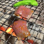 赤丸ヂンギス - 赤タンを七輪で焼く