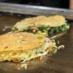 味乃家 - 手前の広島風、奥のネギ焼きも食べてみたいんよね♪