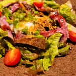 酒場 いっこまっこ - 富山牛ローストビーフサラダ  ローストビーフも美味しく ドレッシングも良い感じで美味しい