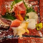 酒場 いっこまっこ - 刺身盛合わせ   ぶり まだい  あおりいか  ばい貝  まぐろ  しめさば  あまえび   ぶりは 青魚特有の臭みが少しあったけど…他の刺身は臭みも無く美味しい