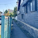 呉竹 - 高砂通り方面からはこの細い路地を抜けて