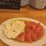 ANDs. - 出汁トマトとブッラータチーズ　食べやすいように切り分けてくれました