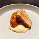 KINO_ - 『前菜②』
      ・サーモンフライ 自家製タルタルソース
      　※1度燻製にしたサーモンをフライにしている