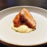 KINO_ - 『前菜②』
      　・サーモンフライ 自家製タルタルソース
      　※1度燻製にしたサーモンをフライにしている