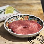 赤身焼肉 かるびあーの - 厳選タン岩塩プレート焼き
