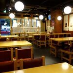 大衆スタンド 神田屋 - 入口横の立ち飲みテーブルは無くなっていた。