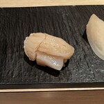 鮨 泉水 - ホタテ！これは先程出してもらった先付けのホタテを握ってもらいました！