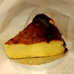 Saint Denis Cafe - テイクアウトしたバスクチーズケーキ