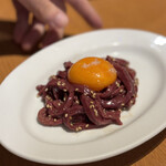 炭火焼肉ホルモン まるは - 牛ハツ塩ユッケ