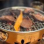 炭火焼肉ホルモン まるは - 黒タン