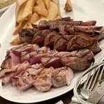 炭焼き＆WINE　利三郎 - 炭焼きの盛り合わせとフレンチフライ