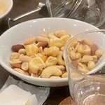 炭焼き＆WINE　利三郎 - 追加のミックスナッツ