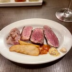 炭焼き＆WINE　利三郎 - 炭焼きの盛り合わせとフレンチフライ