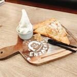 猿座カフェ - カスタードクリームアップルパイ