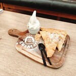 猿座カフェ - カスタードクリームアップルパイ